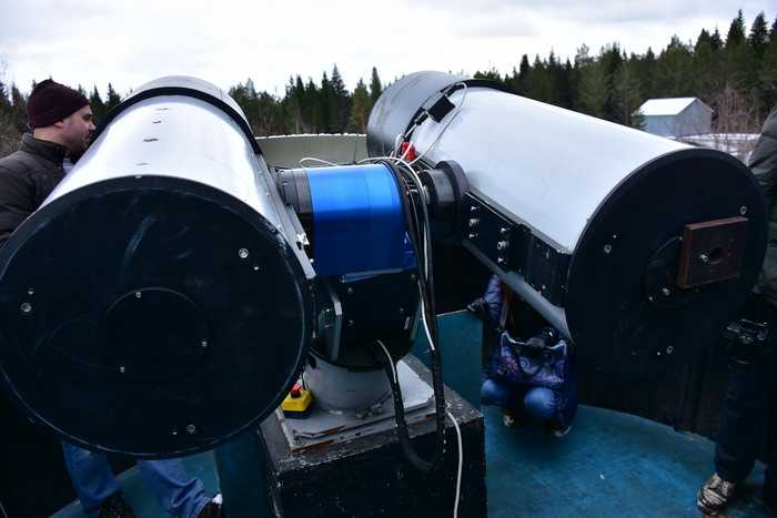 «Глаза» телескопа «Мастер» похожи на бинокль. В каждой трубе установлены камеры, которые снимают по принципу 3D-кино. 