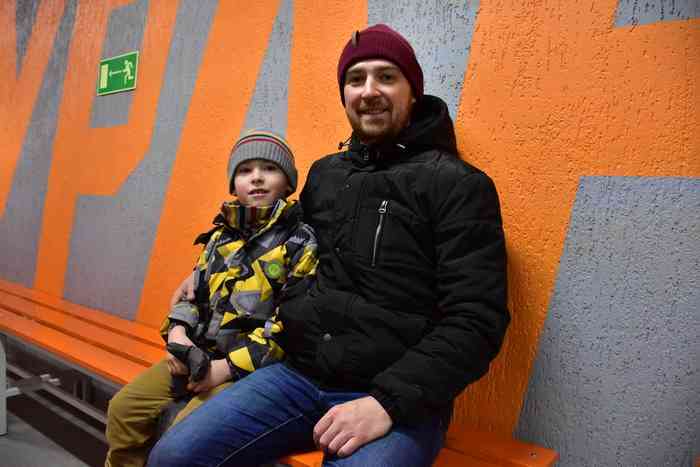 Первые посетители дневного массового проката Дмитрий и его сын Егор. 