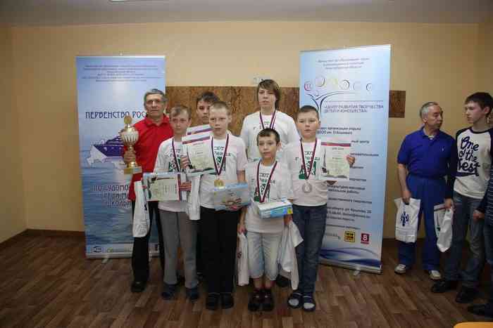 Победители соревнований по спортивному судомоделизму вместе со своим руководителем Юрием Скоробогатовым.
