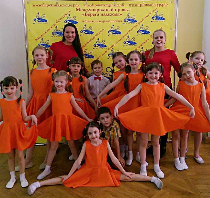 Савелий Рожков (в центре) с мамой Евгенией Жуковой (слева), руководителем «MIX DANCE» Надеждой Фаизовой и младшая группа коллектива