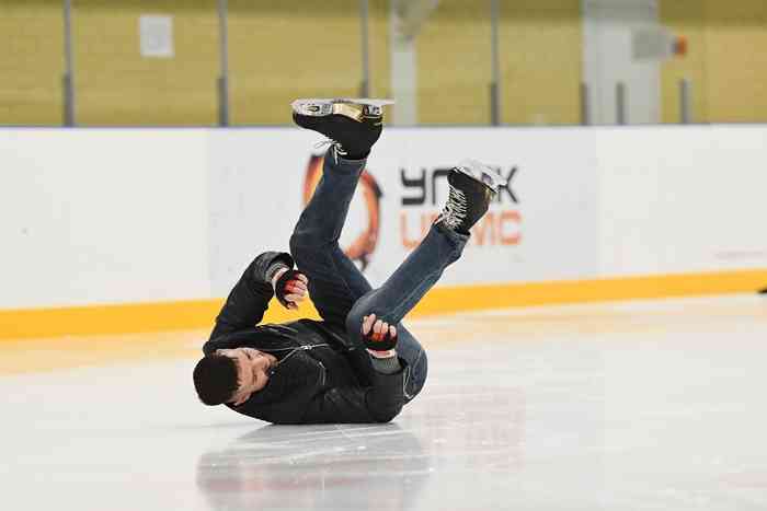 Дмитрий утверждает, что с возрастом ему все страшнее падать на лед. Фото Владимир Коцюба-Белых
