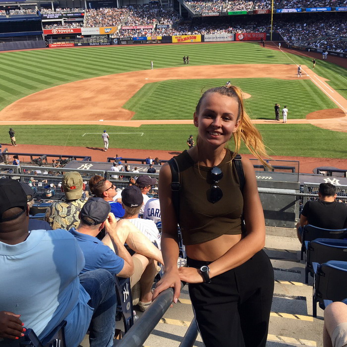 Александра Жданова: «Сегодня я смотрела бейсбол на Yankee Stadium. Очень по-американски и не особо захватывающе, честно говоря. Но как звучит!». Фото из социальных сетей героя публикации 