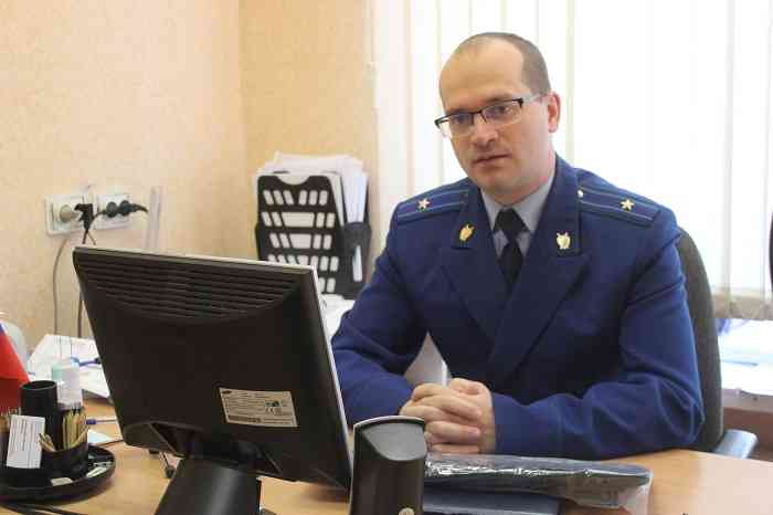Помощник прокурора Ревды Евгений Андрианов.