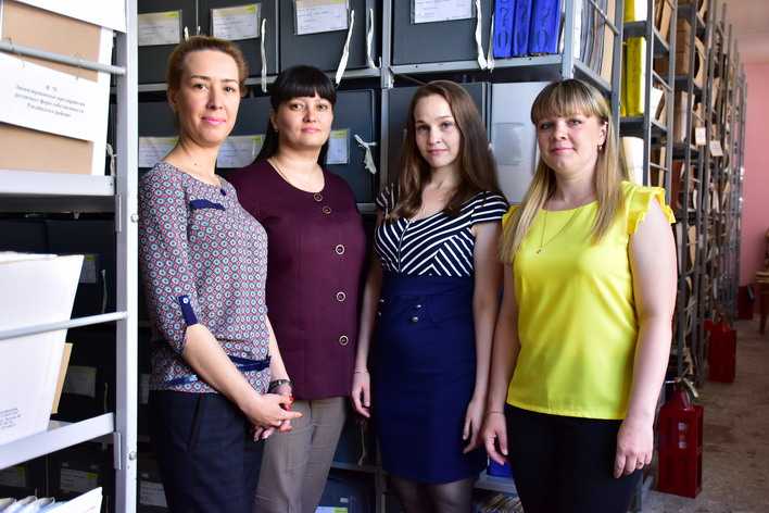 Работники архива (слева направо): Марина Марамзина, Наталья Обрубова, Юлия Назарова, Светлана Вдовина в хранилище. 