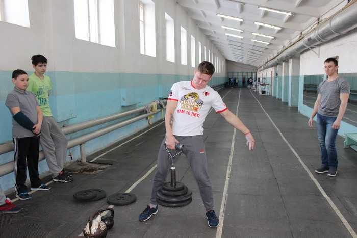 Гость турнира Дмитрий Бобров подтвердил свой личный рекорд, подняв вес в 73 килограмма. Фото предоставлено городской Федерацией армрестлинга