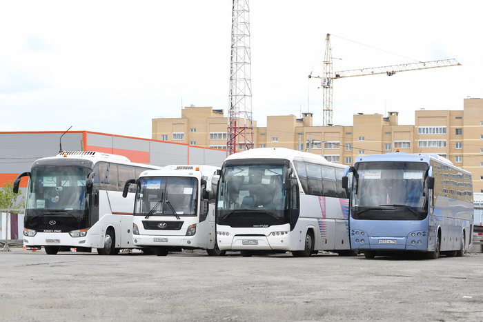 «Континент» вывел на маршрут №151 пять автобусов. Вот четыре из них (один в рейсе) — King Long, Hyundai, Neoplan и Temsa Safari. Фото Владимира Коцюбы-Белых
