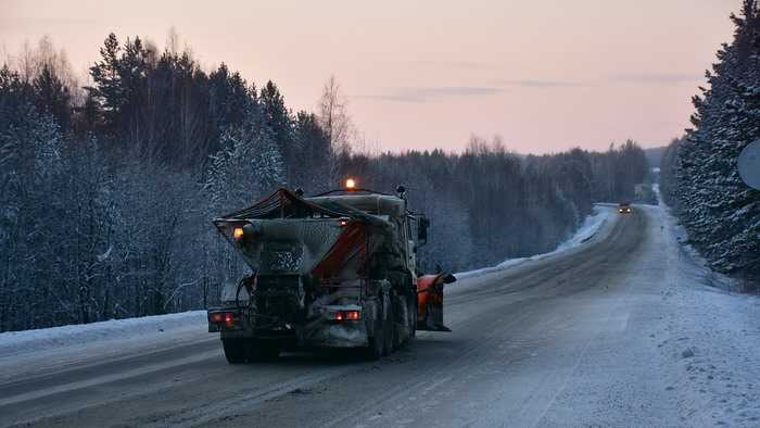 В 9 утра дорога была вычищена. Но на трассе еще можно было встретить снегоуборочную технику