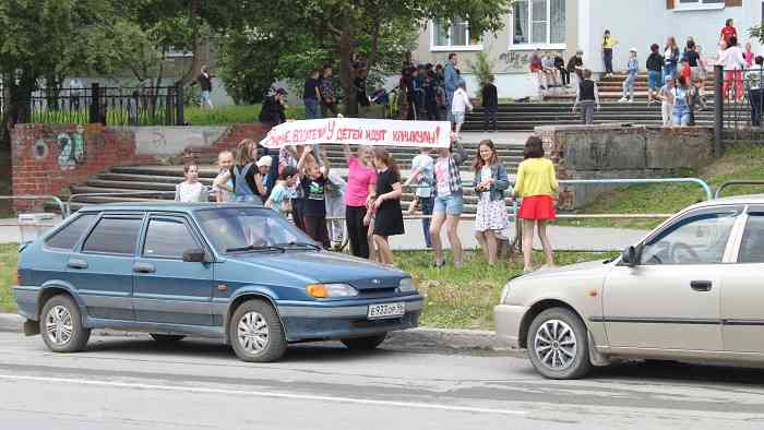 Дети из летнего лагеря с плакатом «Внимание, водители! У детей идут каникулы!» проводят акцию у школы №2. Фото предоставлено ГИБДД