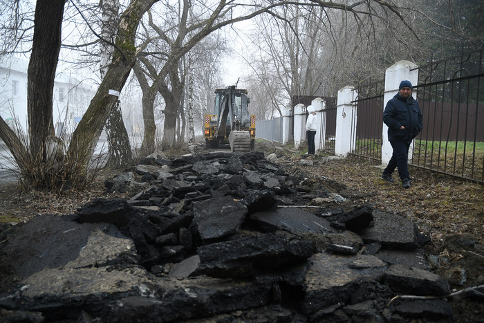 В переулке Больничном сейчас идут подготовительные работы — здесь появится новый тротуар, а еще будет полностью отремонтирована дорога. Фото Владимира Коцюбы-Белых