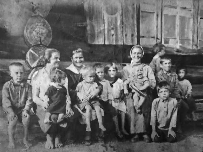 большая семья Замятиных. 1940-е гг.