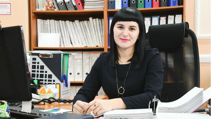 Юлия Арсенина семь лет работает экономистом. За это время не взяла ни одного автографа «звезды». Говорит, что стесняется. Фото Владимира Коцюбы-Белых