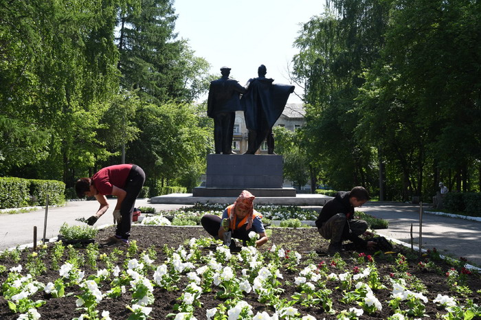 Сотрудники «Ростюльпана» высаживают цветы в парке Победы. Совсем скоро саженцы появятся и на городской площади. Дальше — Еланский парк. Фото Владимира Коцюбы-Белых