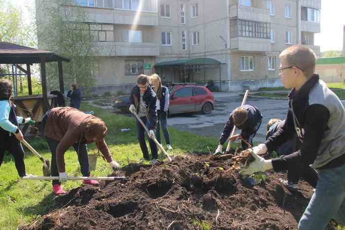 Ребята делают цветник возле Дома ветеранов.