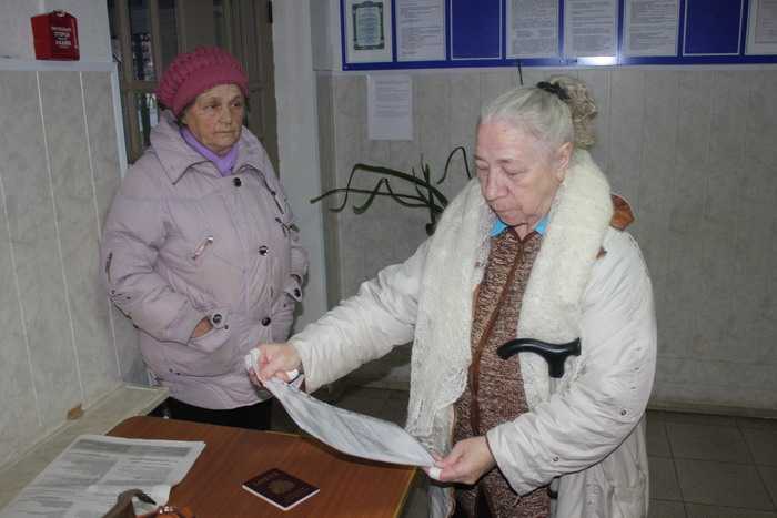 Старшая по подъезду №5 Зоя Пасынкова написала заявление и передала сотрудникам Жилинспекции. Фото Екатерины Городко.