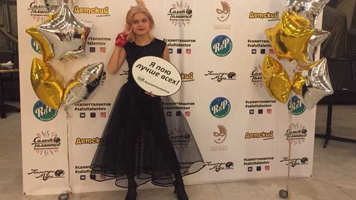 Дарья Дорофеева на конкурсе "Салют талантов". Фото из группы ансамбля "Глория" "Вконтакте".