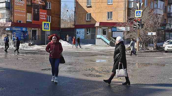 Помимо улицы Карла Либкнехта, 15 участков городских дорог прошли ценовую экспертизу и сейчас ожидают решения областного правительства о выделении денег. Фото из архива редакции