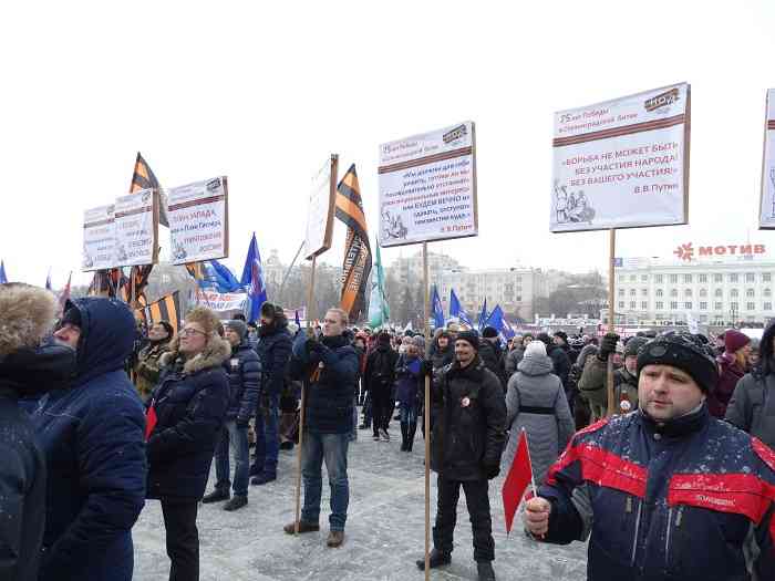 На митинг, в частности, пришли представители движения НОД.