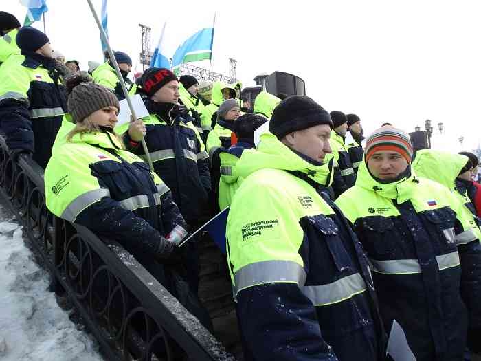 Работники Первоуральского новотрубного завода.