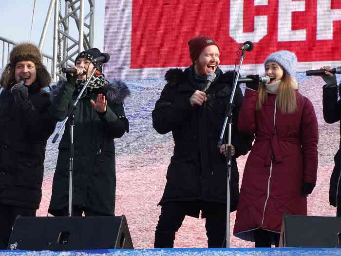 Поют артисты Екатеринбургского Театра эстрады.