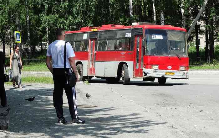 Большинство автобусов и водителей в «Пассажирской автоколонне» уже в почтенном возрасте. Молодежь на предприятие идти не хочет — вставать рано, денег мало, и удовольствия ездить на старой технике нет никакого.