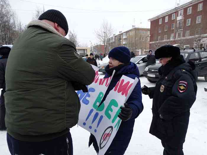 Перед началом митинга несколько женщин попытались развернуть плакаты с агитацией против КПРФ. Их плакаты порвали организаторы. А полицейские пресекли акцию.