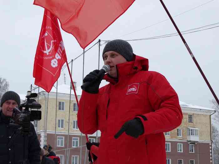 Выступает первый секретарь обкома КПРФ Александр Ивачев.