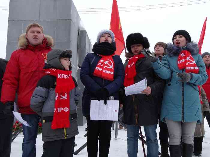 Под занавес митинга молодые коммунисты из Екатеринбурга спели песню "И вновь продолжается бой".