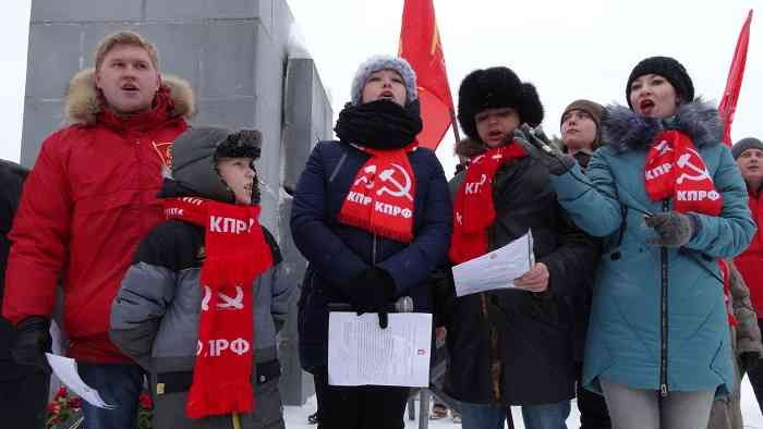 На митинге 10 февраля представители партии КПРФ даже песню спели. Фото из архива редакции