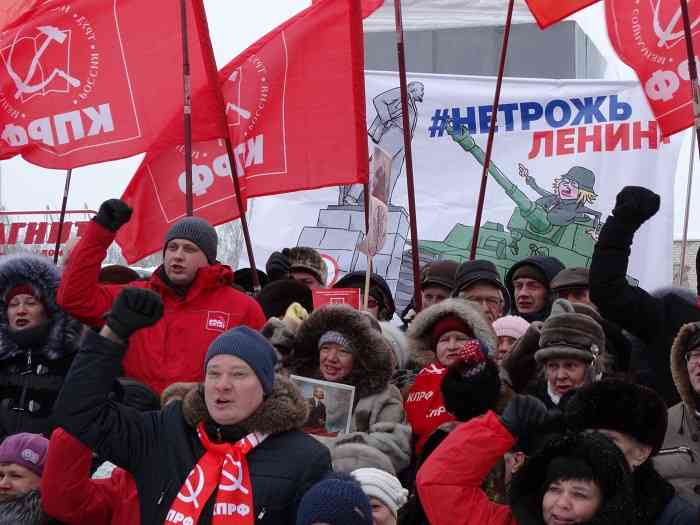 ...и трижды прокричали "Не трожь Ленина".