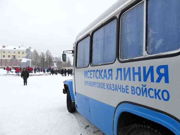 Чтобы поддержать коммунистов, в Ревду организованно приехали казаки.