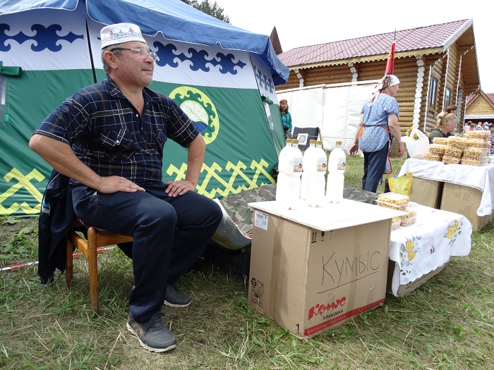 Кстати, кумыс на областном Сабантуе был на каждом шагу.