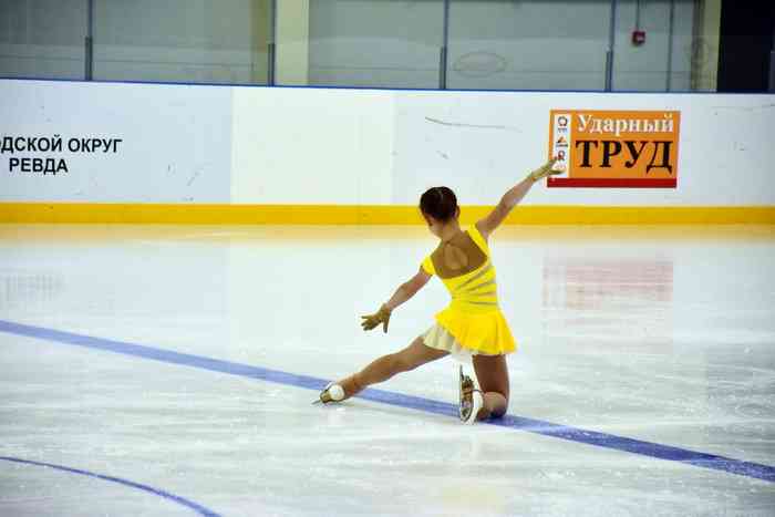 На льду последние участницы соревнований — девушки, имеющие первый спортивный разряд. Произвольная программа. 