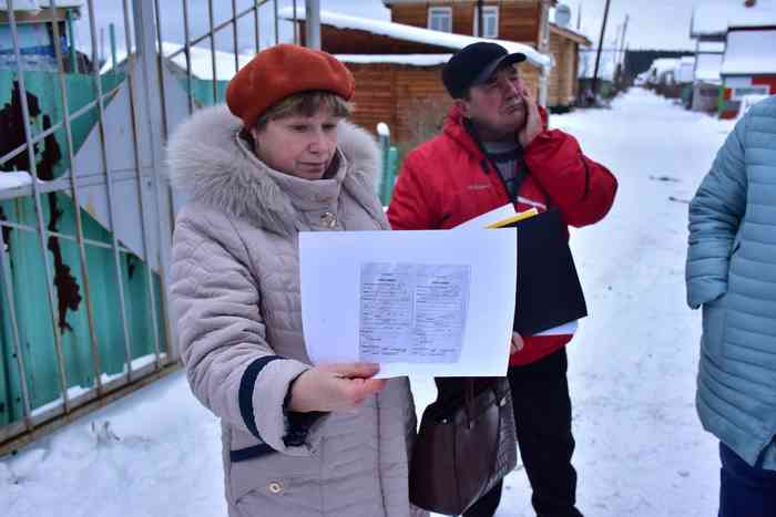 Надежда Заева живет в СОТ-4 круглогодично. И исправно платит за электроэнергию. Но товарищество посчитало, что она и еще 13 семей всю зиму воруют электричество и решило его отключить. 
