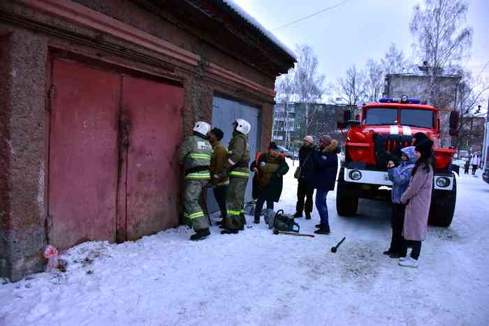 Сотрудники МЧС больше часа пытались открыть ворота гуманными способами. 