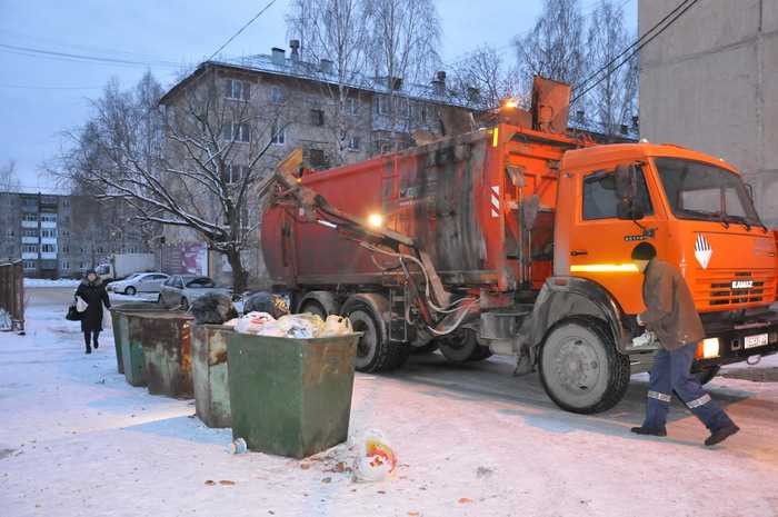 Каждый мусоровоз объезжает порядка 40 контейнерных площадок в день. 