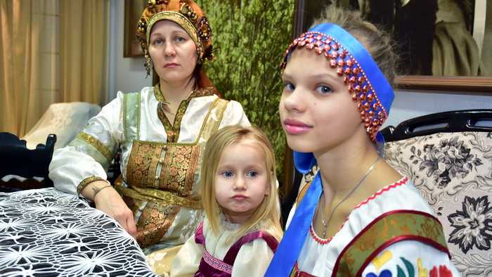 Оксана Розовик, маленькая Вера и девочка Нина во время съемок спецпроекта к Дню матери