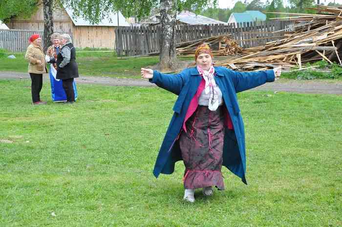 Праздник - он и на Ледянке праздник! Местная жительница танцует под песни коллективов Дома культуры Мариинска.