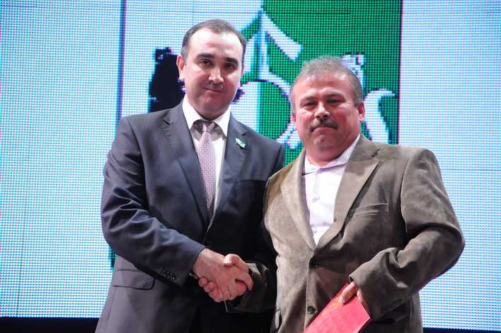 Андрей Мокрецов награждает почетной грамотой Думы городского округа Ревда водителя АТЦ Валерия Абрамова. 