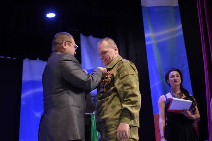 Медаль вручается Павлу Хахилеву, подполковнику запаса