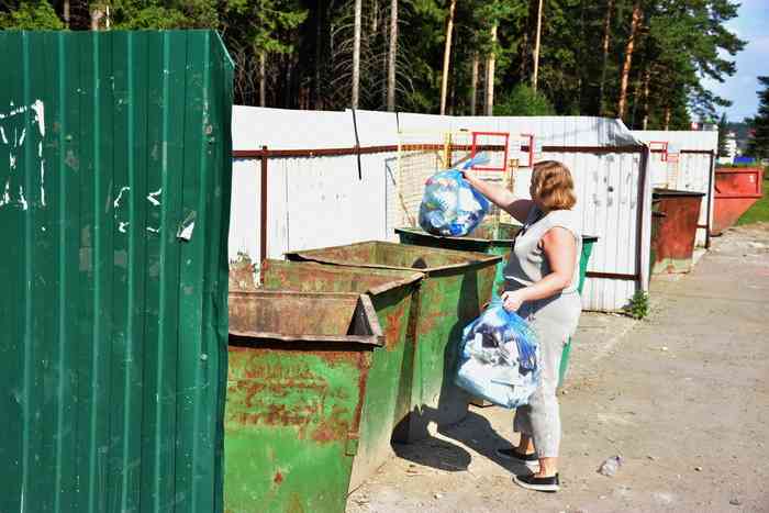 Сегодня в Ревде все контейнерные площадки оборудованы железными баками. С приходом регионального оператора, обещают власти, ситуация начнет меняться — в городе появятся новые стоянки, оборудованные евроконтейнерами: из пластика, с колесами, педалями и крышками. Для городского округа их понадобится 400 штук. Оборудованы контейнерные площадки будут за счет городского бюджета. Фото Андрея Агафонова