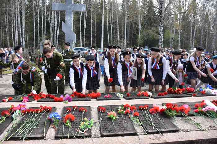 Вахту памяти на мемориале несли воспитанники отряда "Патриот" из "Еврогимназии". В конце они все дружно возложили цветы. Фото Андрея Агафонова