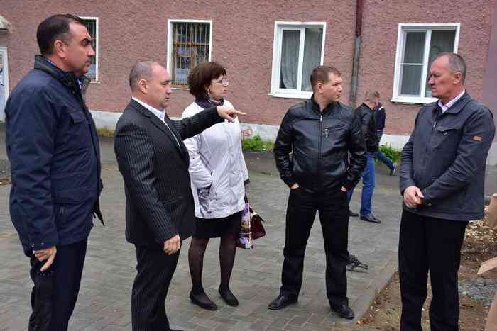 Начальник Управления городским хозяйством Николай Блинов (второй слева) рассказывает, что еще необходимо сделать