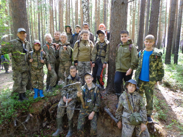 Команда клуба «Рифей-ГеоЭко» в лесу в окрестностях Мурзинки. Фото предоставлено клубом
