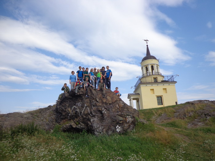 Юные ревдинские геологи на Лисьей горе в Нижнем Тагиле. Фото предоставлено клубом 