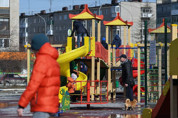 Горожане продолжают приводить детей на площадку в Еланском парке, нарушая санэпидрежим. Фото Владимира Коцюбы-Белых