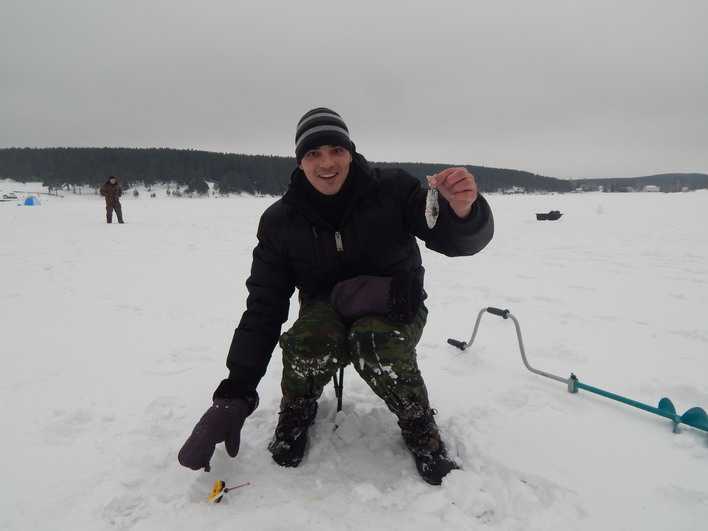 Этап 3. Релакс в виде рыбалки. Ловились и большие рыбки, и маленькие. На фото — победитель Максим Сарапулов. 