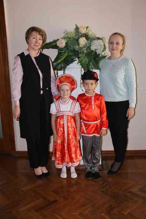 Маша и Артем со своими руководителями после выступления в Полевском. Фото предоставлено детсадом №34/3