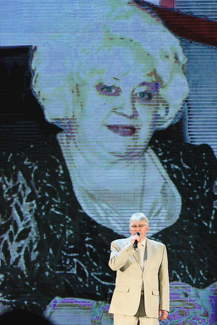 Владислав Фирулев, сын Майи Михайловны, на концерте памяти своей мамы исполняет песню «Как молоды мы были».