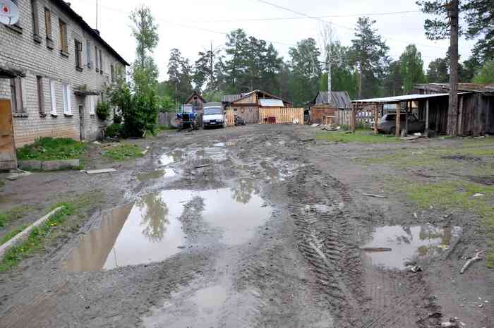 Придомовую территорию трактора превращают в месиво.