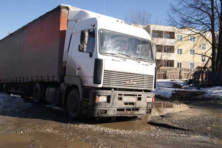 По улице Ярославского сложно передвигаться даже большой технике